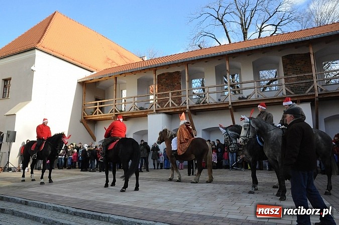 Zdjęcie w galerii na portalu naszraciborz.pl: Starodawnym zwyczajem św. Mikołaj wjechał konno na raciborski zamek wiadomości z regionu