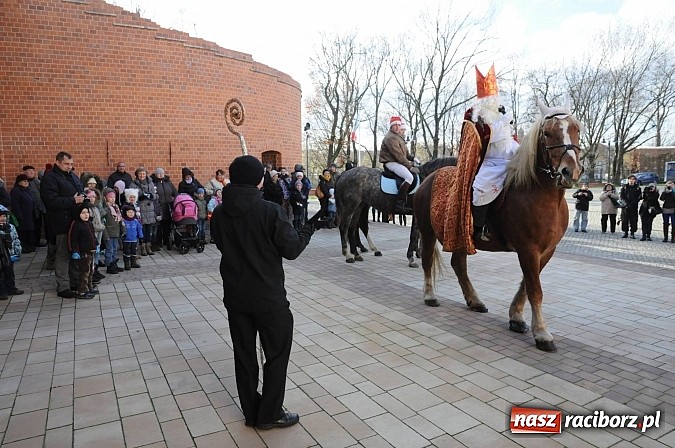 Zdjęcie w galerii na portalu naszraciborz.pl: Starodawnym zwyczajem św. Mikołaj wjechał konno na raciborski zamek wiadomości z regionu