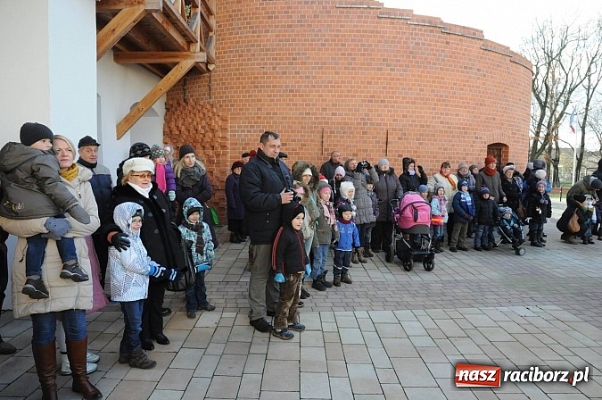 Zdjęcie w galerii na portalu naszraciborz.pl: Starodawnym zwyczajem św. Mikołaj wjechał konno na raciborski zamek wiadomości z regionu