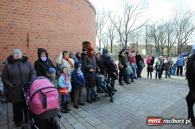 Zdjęcie w galerii na portalu naszraciborz.pl: Starodawnym zwyczajem św. Mikołaj wjechał konno na raciborski zamek wiadomości z regionu