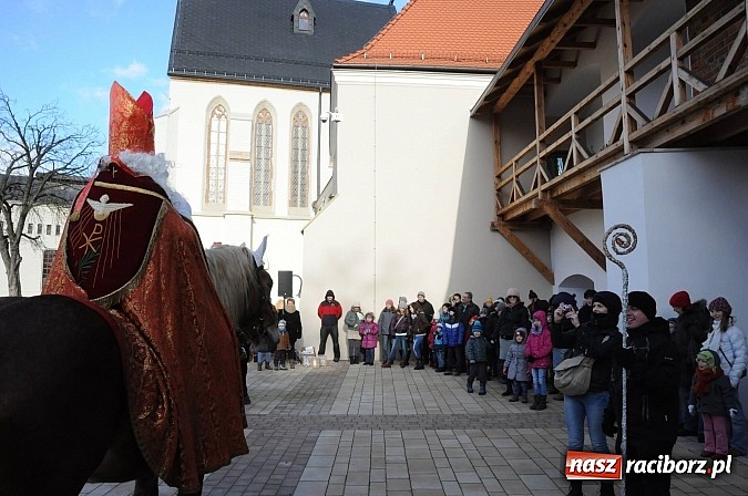Zdjęcie w galerii na portalu naszraciborz.pl: Starodawnym zwyczajem św. Mikołaj wjechał konno na raciborski zamek wiadomości z regionu