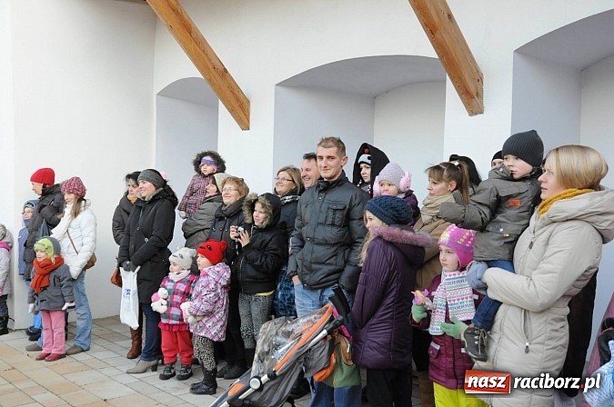 Zdjęcie w galerii na portalu naszraciborz.pl: Starodawnym zwyczajem św. Mikołaj wjechał konno na raciborski zamek wiadomości z regionu