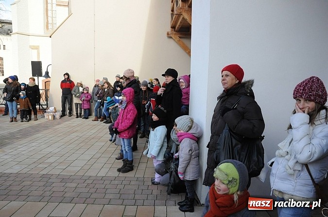 Zdjęcie w galerii na portalu naszraciborz.pl: Starodawnym zwyczajem św. Mikołaj wjechał konno na raciborski zamek wiadomości z regionu