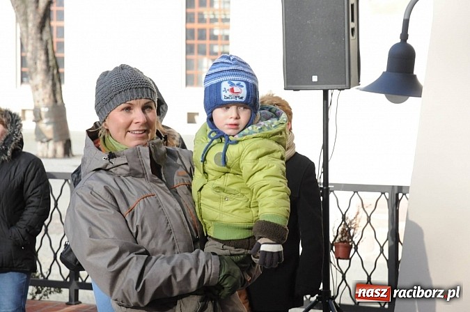 Zdjęcie w galerii na portalu naszraciborz.pl: Starodawnym zwyczajem św. Mikołaj wjechał konno na raciborski zamek wiadomości z regionu