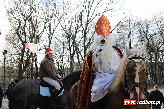 Zdjęcie w galerii na portalu naszraciborz.pl: Starodawnym zwyczajem św. Mikołaj wjechał konno na raciborski zamek wiadomości z regionu
