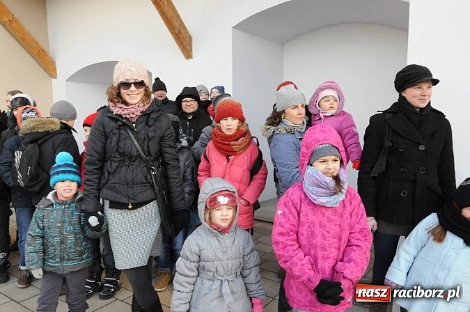 Zdjęcie w galerii na portalu naszraciborz.pl: Starodawnym zwyczajem św. Mikołaj wjechał konno na raciborski zamek wiadomości z regionu
