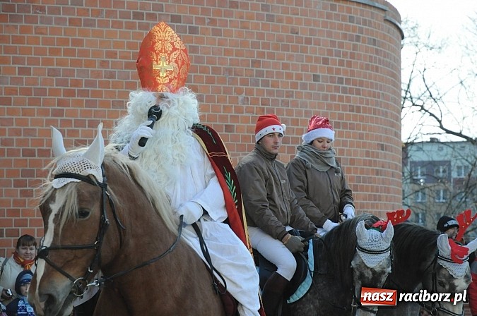 Zdjęcie w galerii na portalu naszraciborz.pl: Starodawnym zwyczajem św. Mikołaj wjechał konno na raciborski zamek wiadomości z regionu