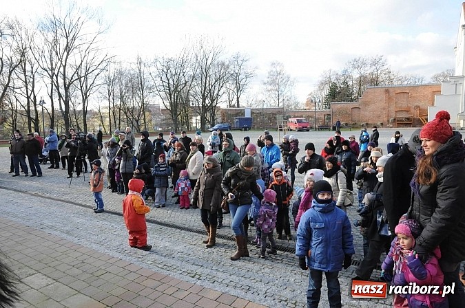 Zdjęcie w galerii na portalu naszraciborz.pl: Starodawnym zwyczajem św. Mikołaj wjechał konno na raciborski zamek wiadomości z regionu