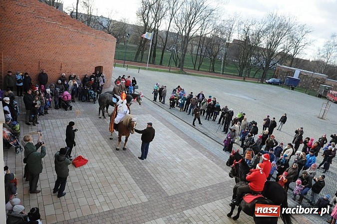 Zdjęcie w galerii na portalu naszraciborz.pl: Starodawnym zwyczajem św. Mikołaj wjechał konno na raciborski zamek wiadomości z regionu