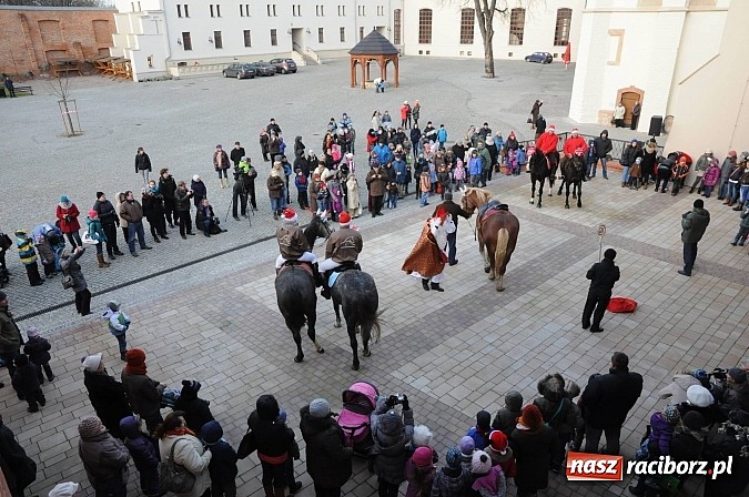 Zdjęcie w galerii na portalu naszraciborz.pl: Starodawnym zwyczajem św. Mikołaj wjechał konno na raciborski zamek wiadomości z regionu