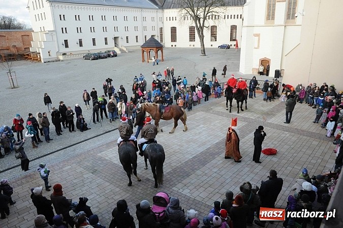 Zdjęcie w galerii na portalu naszraciborz.pl: Starodawnym zwyczajem św. Mikołaj wjechał konno na raciborski zamek wiadomości z regionu