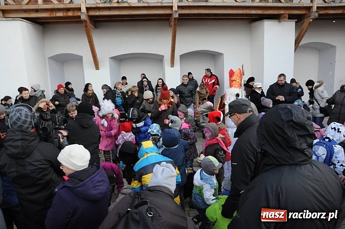 Zdjęcie w galerii na portalu naszraciborz.pl: Starodawnym zwyczajem św. Mikołaj wjechał konno na raciborski zamek wiadomości z regionu