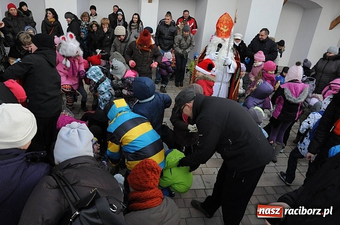 Zdjęcie w galerii na portalu naszraciborz.pl: Starodawnym zwyczajem św. Mikołaj wjechał konno na raciborski zamek wiadomości z regionu