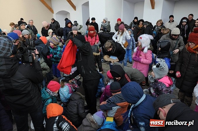 Zdjęcie w galerii na portalu naszraciborz.pl: Starodawnym zwyczajem św. Mikołaj wjechał konno na raciborski zamek wiadomości z regionu