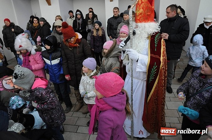 Zdjęcie w galerii na portalu naszraciborz.pl: Starodawnym zwyczajem św. Mikołaj wjechał konno na raciborski zamek wiadomości z regionu