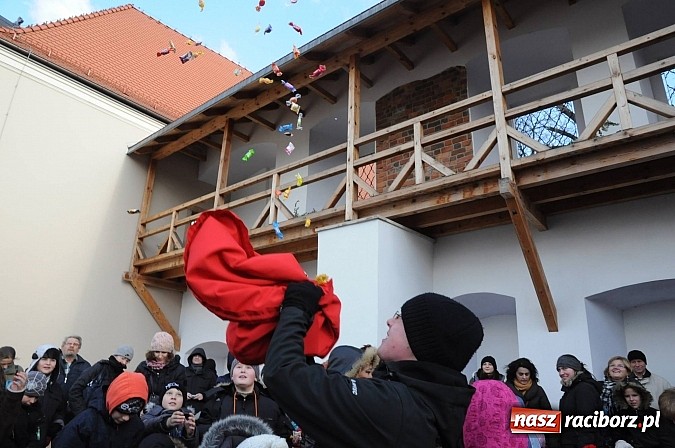 Zdjęcie w galerii na portalu naszraciborz.pl: Starodawnym zwyczajem św. Mikołaj wjechał konno na raciborski zamek wiadomości z regionu
