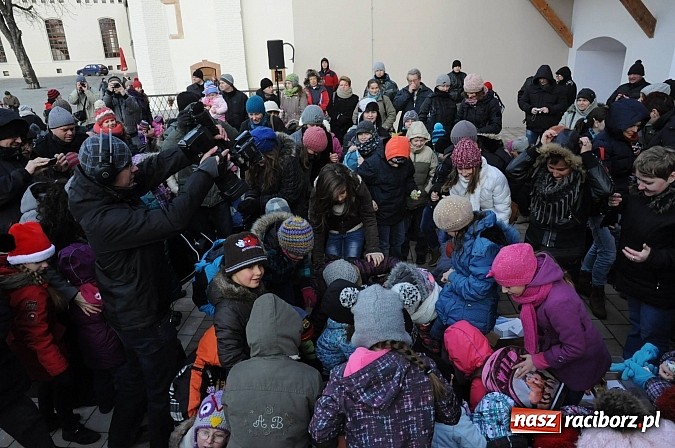 Zdjęcie w galerii na portalu naszraciborz.pl: Starodawnym zwyczajem św. Mikołaj wjechał konno na raciborski zamek wiadomości z regionu