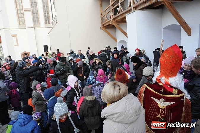 Zdjęcie w galerii na portalu naszraciborz.pl: Starodawnym zwyczajem św. Mikołaj wjechał konno na raciborski zamek wiadomości z regionu