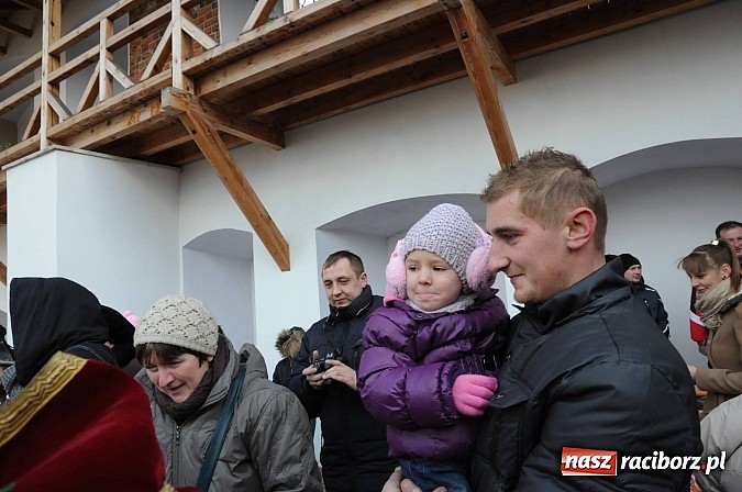 Zdjęcie w galerii na portalu naszraciborz.pl: Starodawnym zwyczajem św. Mikołaj wjechał konno na raciborski zamek wiadomości z regionu