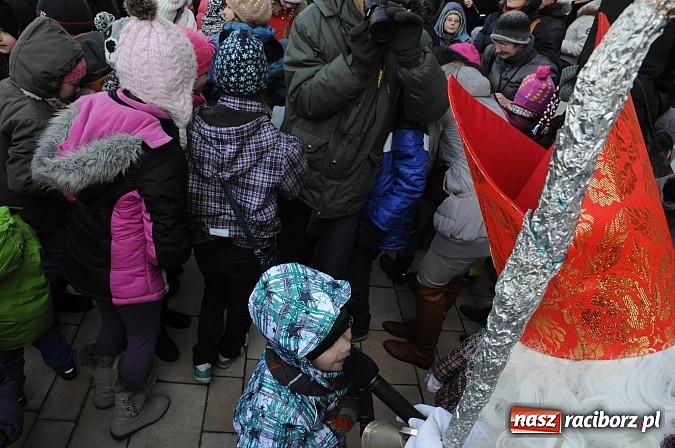 Zdjęcie w galerii na portalu naszraciborz.pl: Starodawnym zwyczajem św. Mikołaj wjechał konno na raciborski zamek wiadomości z regionu