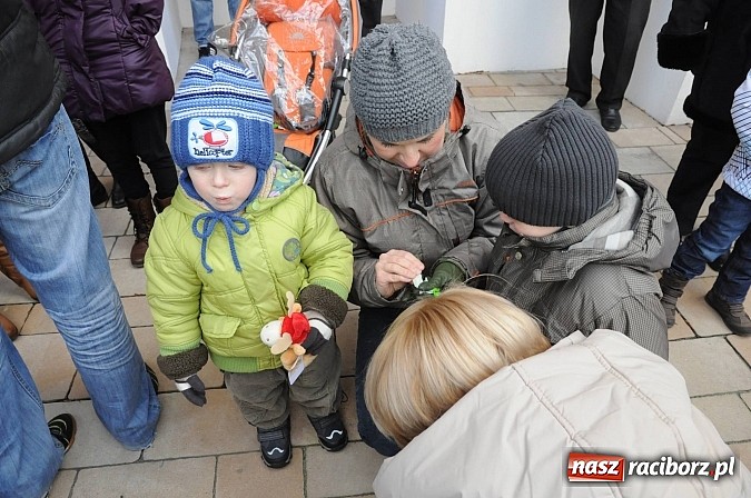 Zdjęcie w galerii na portalu naszraciborz.pl: Starodawnym zwyczajem św. Mikołaj wjechał konno na raciborski zamek wiadomości z regionu