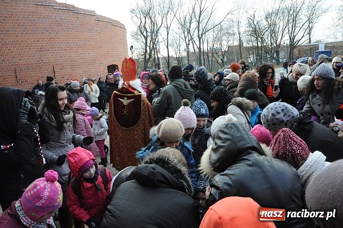 Zdjęcie w galerii na portalu naszraciborz.pl: Starodawnym zwyczajem św. Mikołaj wjechał konno na raciborski zamek wiadomości z regionu