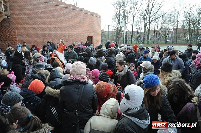 Zdjęcie w galerii na portalu naszraciborz.pl: Starodawnym zwyczajem św. Mikołaj wjechał konno na raciborski zamek wiadomości z regionu