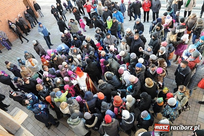 Zdjęcie w galerii na portalu naszraciborz.pl: Starodawnym zwyczajem św. Mikołaj wjechał konno na raciborski zamek wiadomości z regionu