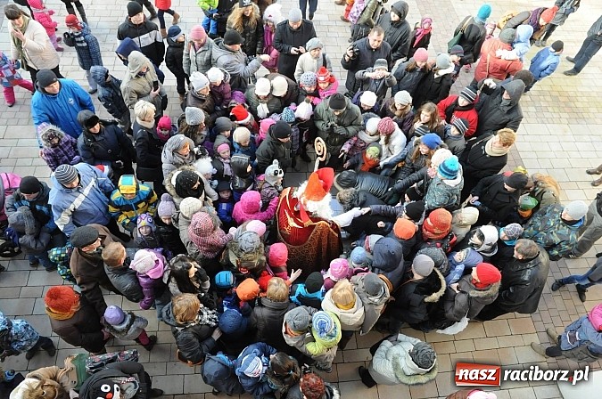 Zdjęcie w galerii na portalu naszraciborz.pl: Starodawnym zwyczajem św. Mikołaj wjechał konno na raciborski zamek wiadomości z regionu