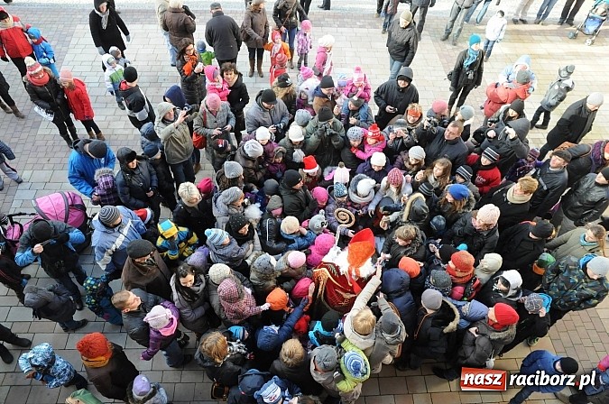 Zdjęcie w galerii na portalu naszraciborz.pl: Starodawnym zwyczajem św. Mikołaj wjechał konno na raciborski zamek wiadomości z regionu