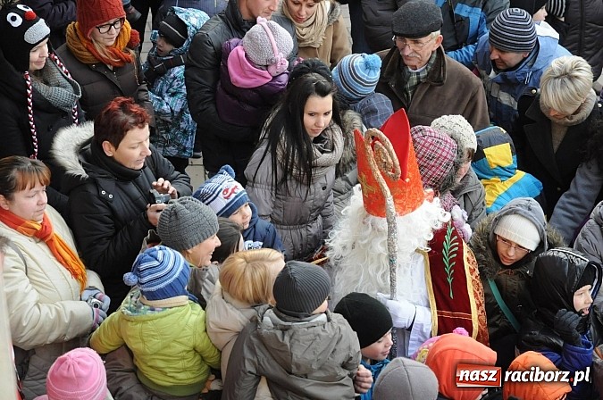 Zdjęcie w galerii na portalu naszraciborz.pl: Starodawnym zwyczajem św. Mikołaj wjechał konno na raciborski zamek wiadomości z regionu