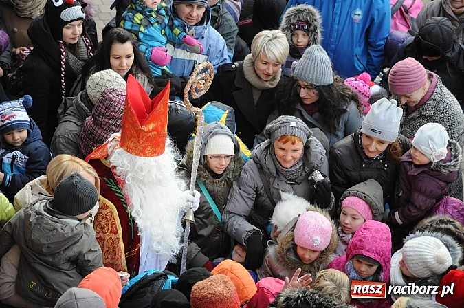 Zdjęcie w galerii na portalu naszraciborz.pl: Starodawnym zwyczajem św. Mikołaj wjechał konno na raciborski zamek wiadomości z regionu