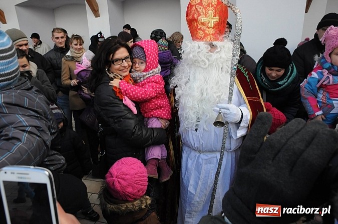 Zdjęcie w galerii na portalu naszraciborz.pl: Starodawnym zwyczajem św. Mikołaj wjechał konno na raciborski zamek wiadomości z regionu