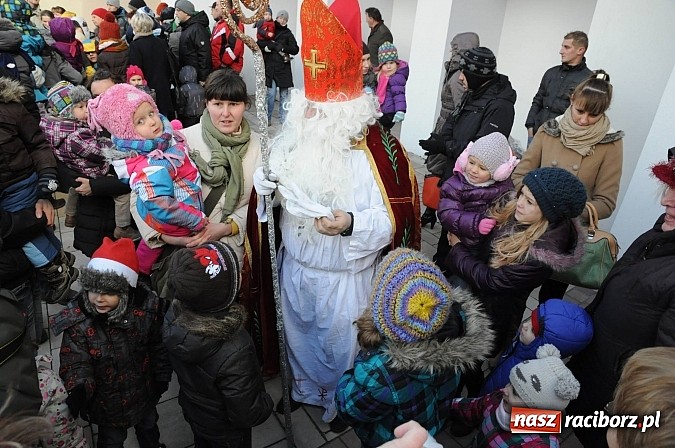 Zdjęcie w galerii na portalu naszraciborz.pl: Starodawnym zwyczajem św. Mikołaj wjechał konno na raciborski zamek wiadomości z regionu