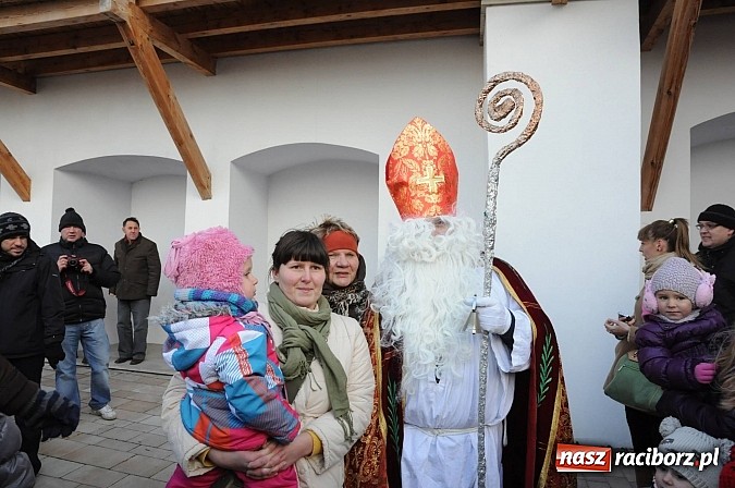 Zdjęcie w galerii na portalu naszraciborz.pl: Starodawnym zwyczajem św. Mikołaj wjechał konno na raciborski zamek wiadomości z regionu