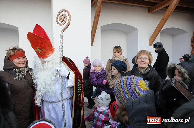 Zdjęcie w galerii na portalu naszraciborz.pl: Starodawnym zwyczajem św. Mikołaj wjechał konno na raciborski zamek wiadomości z regionu