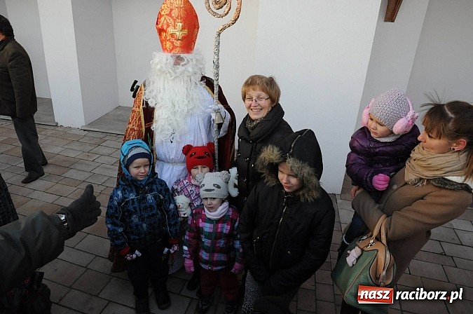 Zdjęcie w galerii na portalu naszraciborz.pl: Starodawnym zwyczajem św. Mikołaj wjechał konno na raciborski zamek wiadomości z regionu