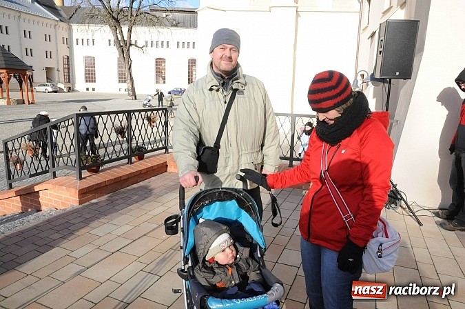 Zdjęcie w galerii na portalu naszraciborz.pl: Starodawnym zwyczajem św. Mikołaj wjechał konno na raciborski zamek wiadomości z regionu