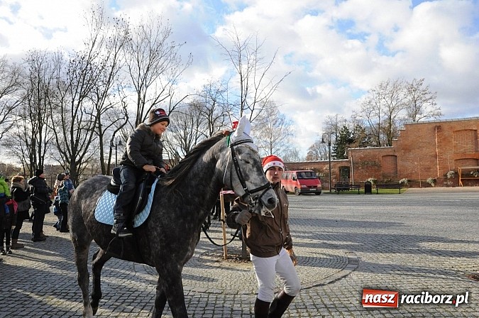 Zdjęcie w galerii na portalu naszraciborz.pl: Starodawnym zwyczajem św. Mikołaj wjechał konno na raciborski zamek wiadomości z regionu