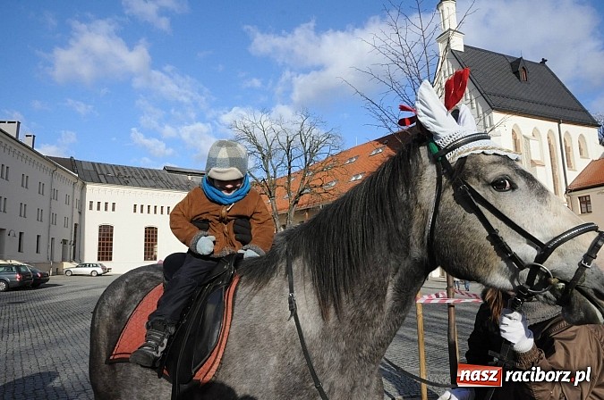 Zdjęcie w galerii na portalu naszraciborz.pl: Starodawnym zwyczajem św. Mikołaj wjechał konno na raciborski zamek wiadomości z regionu