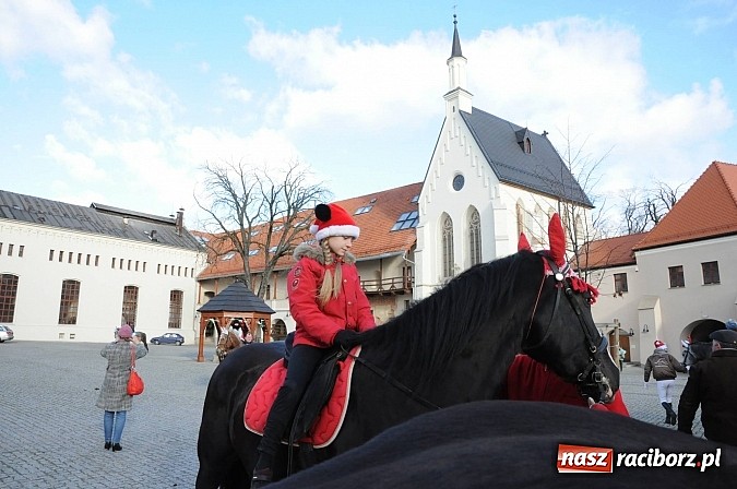 Zdjęcie w galerii na portalu naszraciborz.pl: Starodawnym zwyczajem św. Mikołaj wjechał konno na raciborski zamek wiadomości z regionu