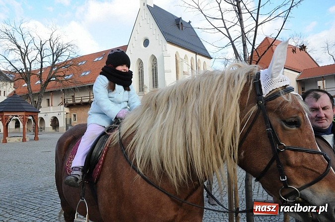 Zdjęcie w galerii na portalu naszraciborz.pl: Starodawnym zwyczajem św. Mikołaj wjechał konno na raciborski zamek wiadomości z regionu