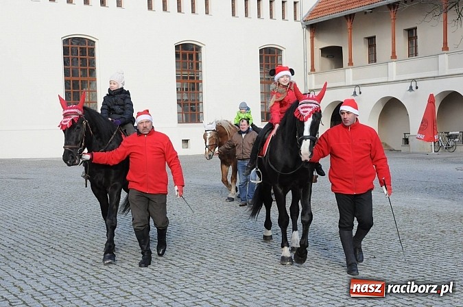 Zdjęcie w galerii na portalu naszraciborz.pl: Starodawnym zwyczajem św. Mikołaj wjechał konno na raciborski zamek wiadomości z regionu