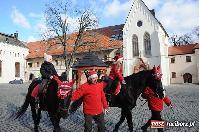 Zdjęcie w galerii na portalu naszraciborz.pl: Starodawnym zwyczajem św. Mikołaj wjechał konno na raciborski zamek wiadomości z regionu