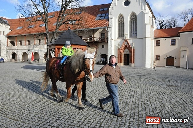 Zdjęcie w galerii na portalu naszraciborz.pl: Starodawnym zwyczajem św. Mikołaj wjechał konno na raciborski zamek wiadomości z regionu