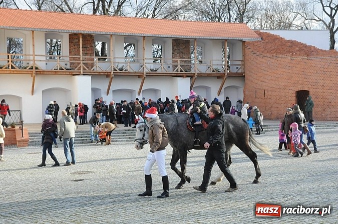 Zdjęcie w galerii na portalu naszraciborz.pl: Starodawnym zwyczajem św. Mikołaj wjechał konno na raciborski zamek wiadomości z regionu