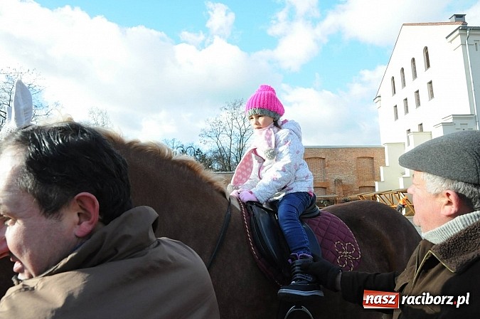 Zdjęcie w galerii na portalu naszraciborz.pl: Starodawnym zwyczajem św. Mikołaj wjechał konno na raciborski zamek wiadomości z regionu