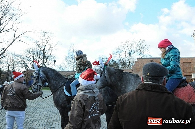 Zdjęcie w galerii na portalu naszraciborz.pl: Starodawnym zwyczajem św. Mikołaj wjechał konno na raciborski zamek wiadomości z regionu
