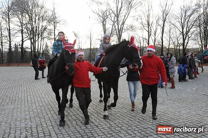 Zdjęcie w galerii na portalu naszraciborz.pl: Starodawnym zwyczajem św. Mikołaj wjechał konno na raciborski zamek wiadomości z regionu