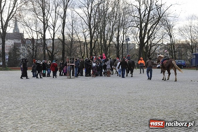 Zdjęcie w galerii na portalu naszraciborz.pl: Starodawnym zwyczajem św. Mikołaj wjechał konno na raciborski zamek wiadomości z regionu